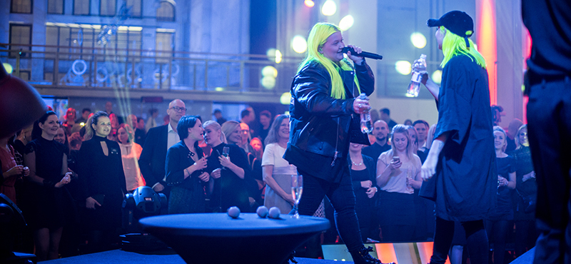 Laulaja Alma esiintyi Alma Median isännöimän Vuoden Toimisto -kilpailun gaalaillassa vuonna 2017.